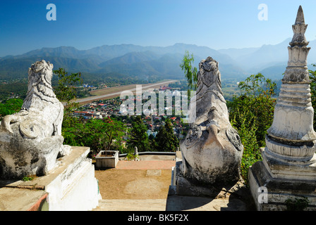Löwen-Statuen vor in Wat Phra, dass Doi Kong Mu Tempel, Thailand, Südostasien Stockfoto