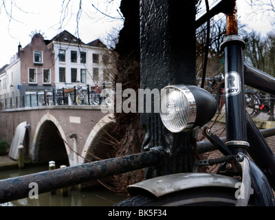 Detail der abgestellten Fahrrad auf der Straße neben Oude Gracht oder alten Kanal in Utrecht Niederlande Stockfoto