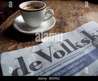 Detail der niederländischen Zeitung und Kaffeetasse im typischen braun Café in Utrecht in den Niederlanden Stockfoto