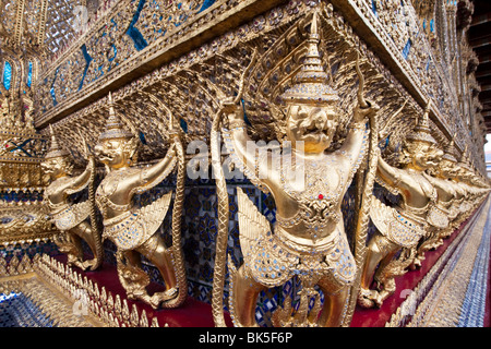 Dekorative vergoldeten Figuren Tempel Wat Phra Kaew, im Grand Palace, Bangkok, Thailand. Stockfoto