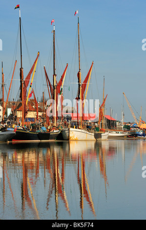 MALDON, ESSEX, Großbritannien - 10. APRIL 2010: Thames Barges on Hythe Quay on the River Blackwater Stockfoto