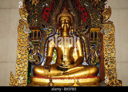 Buddha-Gestalt im Tempel Wat Phra, dass Doi Kong Mu, Thailand, Südostasien Stockfoto