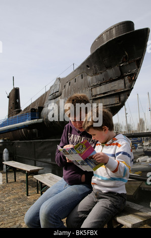U-Boot Museum in Portsmouth Harbour bei Gosport Hampshire England UK zwei Boys eine touristische Broschüre lesen Stockfoto