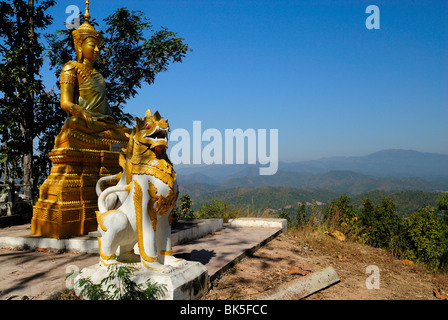 Buddha-Gestalt im Tempel Wat Phra, dass Doi Kong Mu, Thailand, Südostasien Stockfoto