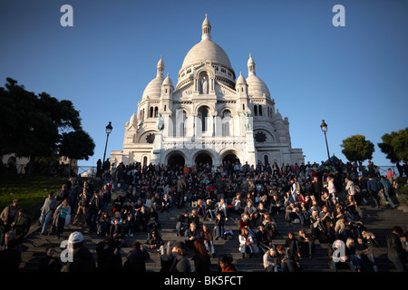 Touristen versammeln sich am Sacre Coeur, Montmartre, Paris, Frankreich, Europa Stockfoto