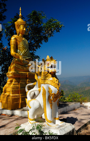 Buddha-Gestalt im Tempel Wat Phra, dass Doi Kong Mu, Thailand, Südostasien Stockfoto