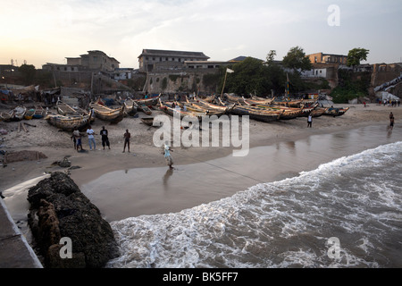 Angelboote/Fischerboote am Strand in Accra, Ghana, Westafrika, Afrika Stockfoto