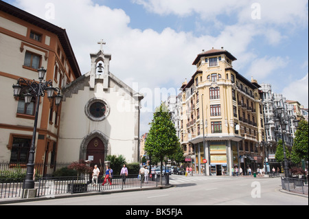 Kirche und der Glockenturm Turm in Oviedo, Asturien, Spanien, Europa Stockfoto