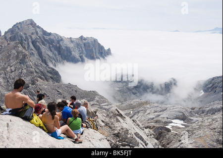 Wanderer auf Tesorero Gipfel im Nationalpark Picos de Europa, geteilt durch die Provinzen von Asturien, Kantabrien und Leon, Spanien Stockfoto