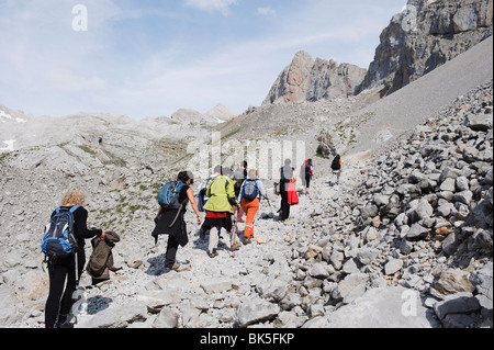 Wanderer im Nationalpark Picos de Europa, geteilt durch die Provinzen Kantabrien, Asturien und León, Spanien, Europa Stockfoto
