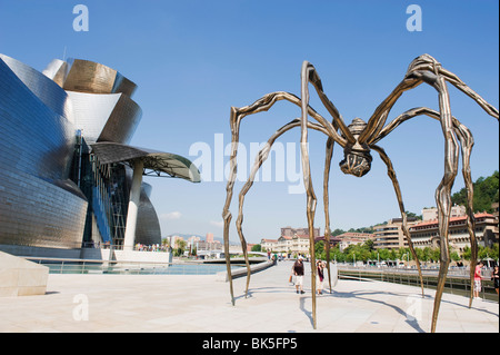 Das Guggenheim Museum, entworfen von Architekt Frank Gehry und Riesen Spinne Skulptur von Louise Bourgeois, Bilbao, Spanien Stockfoto