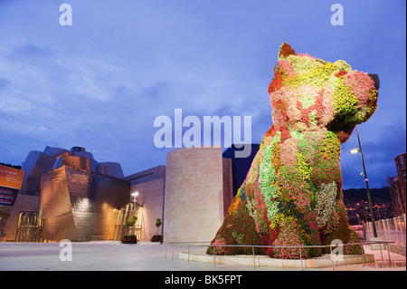 Das Guggenheim Museum, entworfen von Architekt Frank Gehry und Welpe, Hund Blumenskulptur von Jeff Koons, Bilbao, Spanien Stockfoto