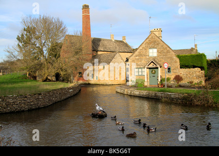 Die Mühle und Wasserrad Stockfoto