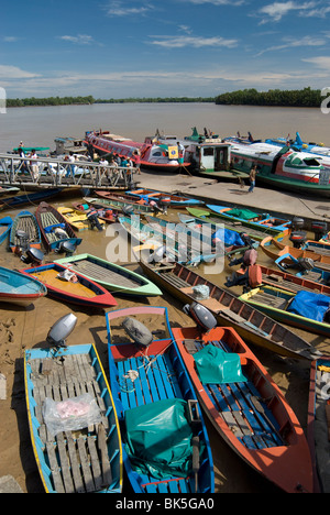 Bunte Sampans und Flussschiffe auf dem Rejang Fluß an Sarakei, Sarawak, Malaysia Borneo, Malaysia, Südostasien, Asien Stockfoto