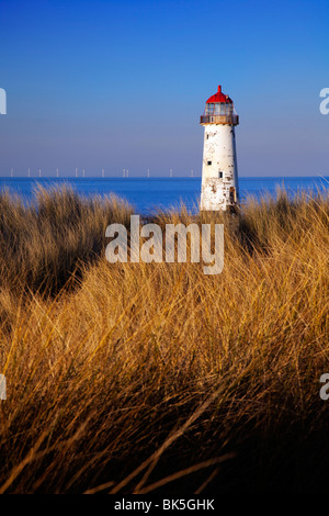 Talacre Leuchtturm durch das Naturschutzgebiet Sanddüne bei Sonnenuntergang an der Küste von North Wales Stockfoto