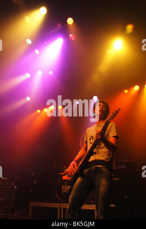 junge Rock-Musiker auf der Bühne Stockfoto