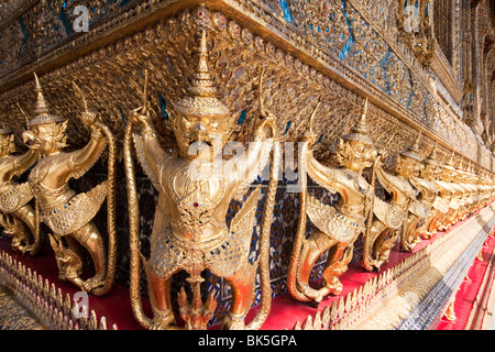 Dekorative vergoldeten Figuren Tempel Wat Phra Kaew, im Grand Palace, Bangkok, Thailand. Stockfoto