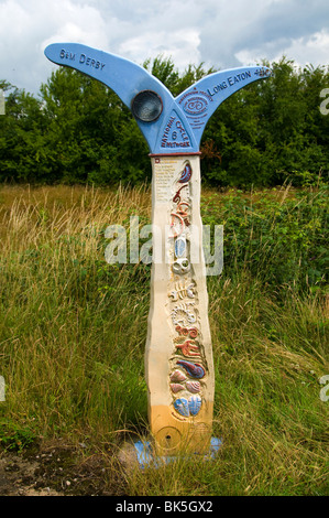 Millennium-Meilenstein, John Mills für Sustrans entworfen hat.  In der Nähe von Derby, Derbyshire, England, UK Stockfoto