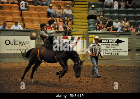 Reiter auf einem Pferd in einem Rodeo-Wettbewerb, Fort Worth, Texas, USA Stockfoto