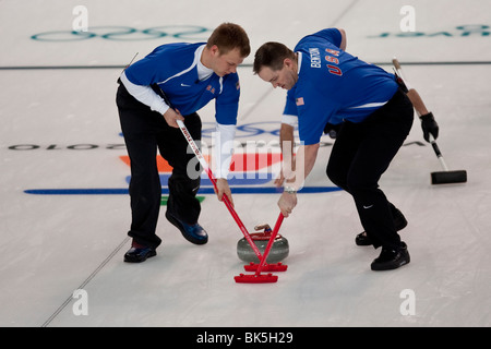 Team USA John Shuster (Skip) Jason Smith und Jeff Isaacson im Wettbewerb mit dem Curling-t bei den Olympischen Winterspielen 2010 Stockfoto