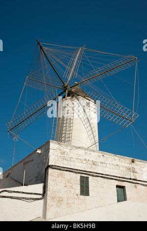 Traditionellen weißen Windmühle in Menorca, Spanien, gegen trübe blauen Himmel Stockfoto