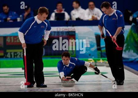 Team USA John Shuster (Skip) Jason Smith und Jeff Isaacson im Wettbewerb mit dem Curling-t bei den Olympischen Winterspielen 2010 Stockfoto