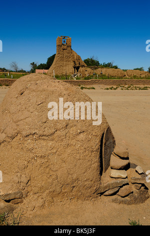 Adobe Brotbackofen in Taos Pueblo in New Mexico. Stockfoto