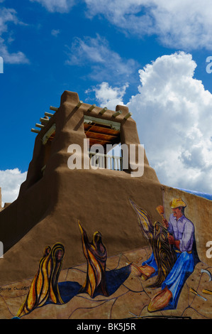 Adobe-Haus und Malerei in Stadt Taos, New Mexico. Stockfoto