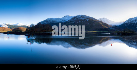 Winter-Blick auf Wohnung ruhig Loch Leven mit Schnee bedeckten Bergen reflektiert, in der Nähe von Ballachulish, Glencoe, Highland, Schottland Stockfoto