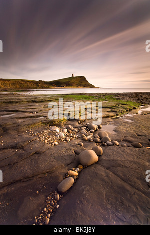 Blick über Kimmeridge Bay in der Abenddämmerung in Richtung Henne Klippe und Clavell Tower, Perbeck Bezirk, Dorset, England, Vereinigtes Königreich Stockfoto