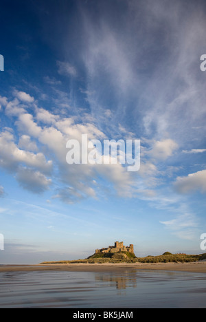 Bamburgh Castle gebadet im Abendlicht, gesehen von Bamburgh Strand, Bamburgh, Northumberland, England, Vereinigtes Königreich, Europa Stockfoto