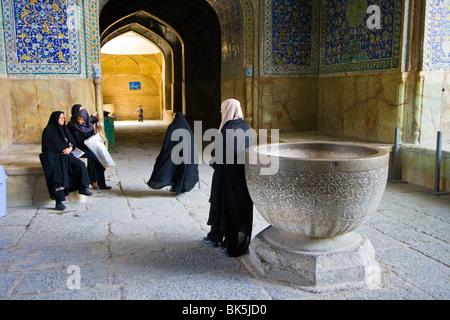 Frauen in Imam-Moschee oder Masjed-e Shah in Isfahan, Iran Stockfoto