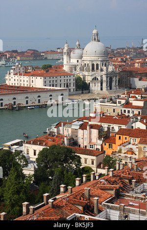 Ansicht von Venedig aus dem Campanile-Turm mit Campo della Salute und den Canal Grande im Hintergrund. Stockfoto