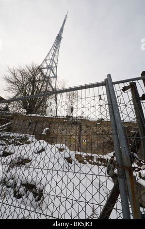 Crystal Palace Sendestation im Schnee mit verschlossenen Tor im Vordergrund Stockfoto