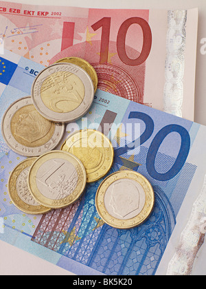 Euro-Münzen sitzen auf eine zehn und eine 20-Euro-Schein. Stockfoto