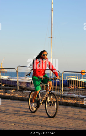 Rastafari auf Fahrrad am Strand von Brighton GROSSBRITANNIEN Stockfoto