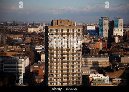 Ein Hochhaus von Wohnungen in East London, neben Petite Fell Lane im Stadtteil Tower Hamlet. Stockfoto