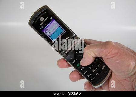 Eine Person SMS auf einem alten altmodisch Flip Handy. Stockfoto