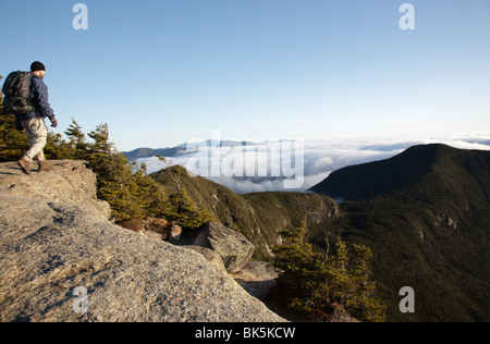 Ein Wanderer auf dem Gipfel des Mount Osceola in den White Mountains, New Hampshire, USA Stockfoto