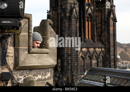 Touristen auf der Suche nach unten vom Turm auf dem Dach des Kamera Obscura, Edinburgh. Stockfoto