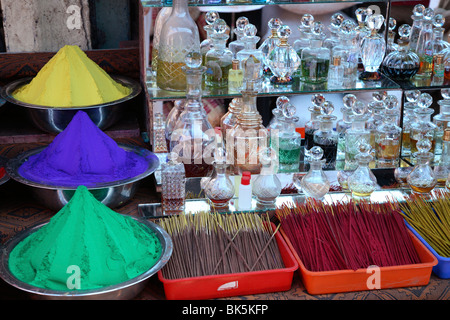 Bunte Kräuterpuder und Öle auf dem Markt in Mysore, Indien, Asien Stockfoto