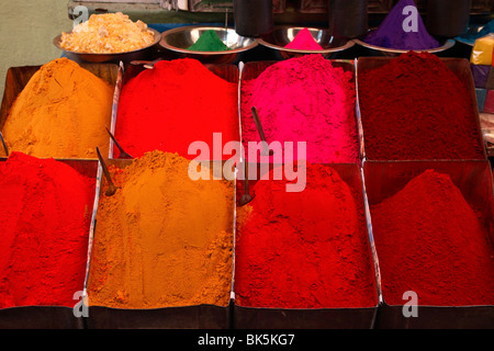 Bunte Kräuterpuder auf dem Markt in Mysore, Indien, Asien Stockfoto