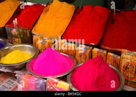 Bunte Kräuterpuder auf dem Markt in Mysore, Indien, Asien Stockfoto