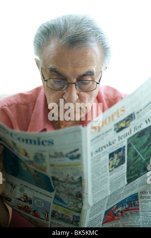 Nahaufnahme der älterer Mann sitzt lesen Zeitung. Stockfoto