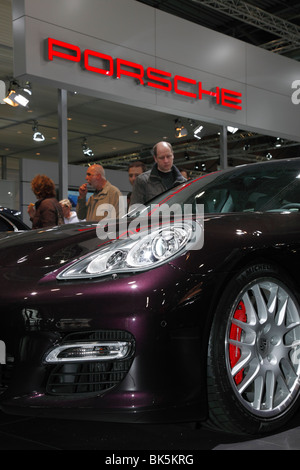 PORSCHE Panamera Hybrid auf der Auto Mobil International (AMI) - dem Autosalon 2010 in Leipzig, Deutschland Stockfoto