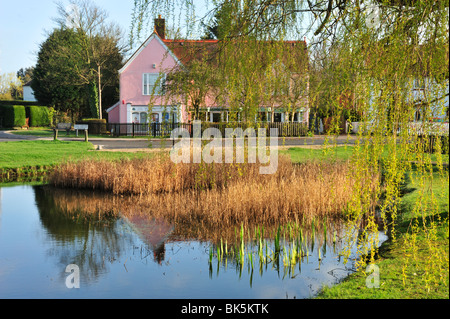 DANBURY, ESSEX, Großbritannien - 10. APRIL 2010: Blick über das hübsche Dorf Grün und Ententeich, Stockfoto