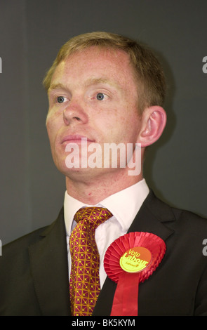 Chris Bryant MP Labour Partei Mitglied des Parlaments für die Rhondda Tal tragen Abstimmung Labour rosette Stockfoto