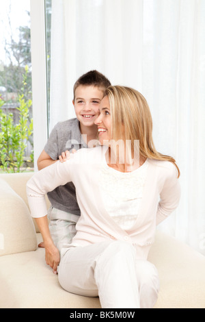 Mutter und Sohn auf sofa Stockfoto