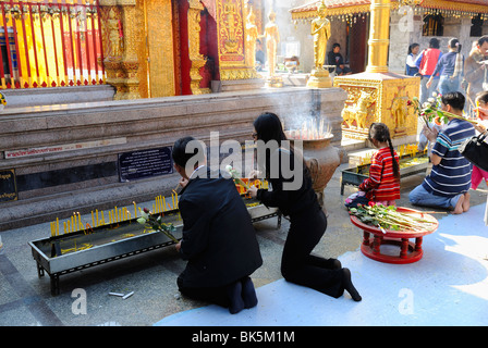 Menschen brennen Räucherstäbchen in Wat Phrathat Doi Suthep Tempel, Thailand, Südostasien Stockfoto