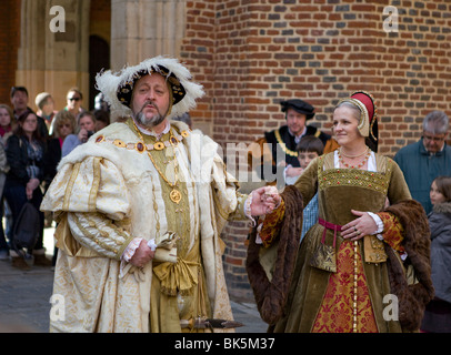 Die Tudors. Akteure der Tudors in Hampton Court, England. Heinrich VIII. und seiner Frau. Stockfoto